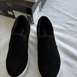 Blondo Women's Black Slip-On Sneakers